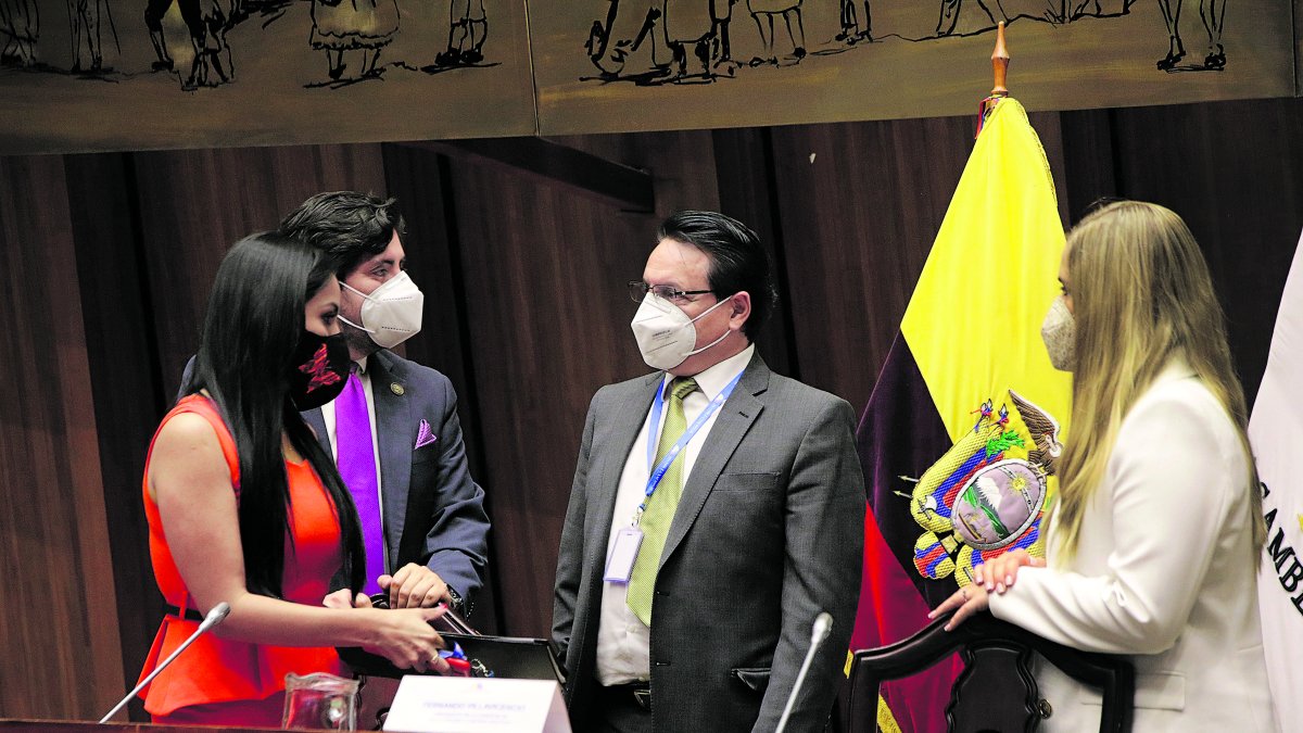 Trámite. La asambleísta Yeseña Guamaní (i) es la interpelante del juicio.