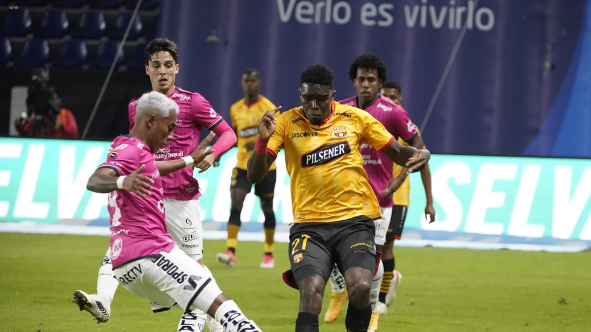 Toreros y rayados se van al descanso con un empate.