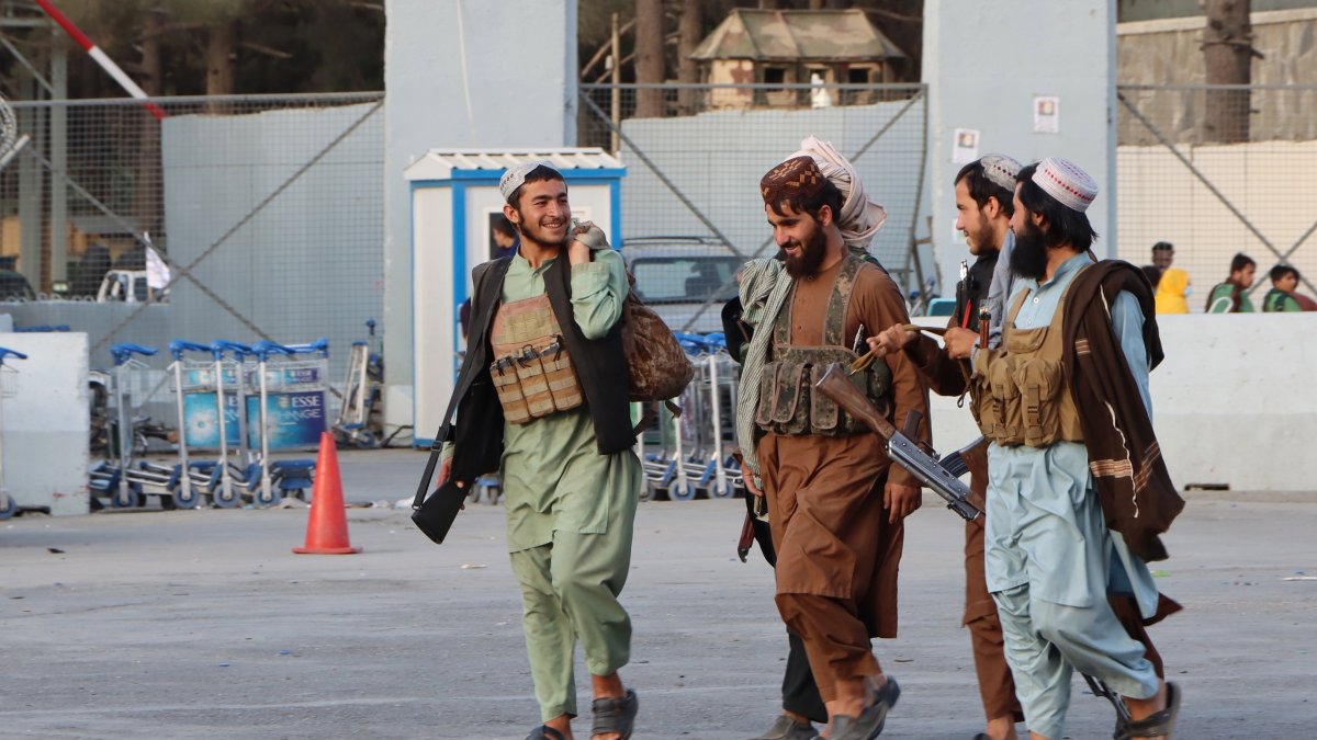 Los talibanes extienden su poder a medida que se acerca el fin de la retirada.