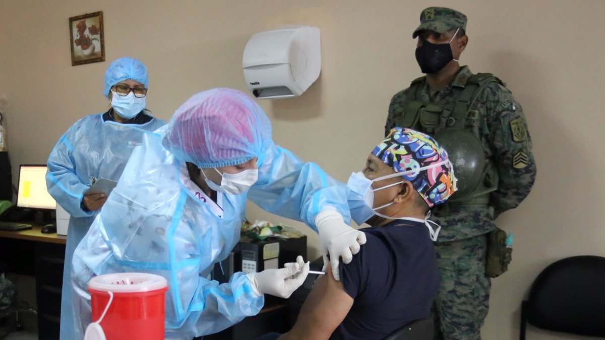 Referencial. Personal de las Fuerzas Armadas brindan seguridad en los centros de inoculación en el país.