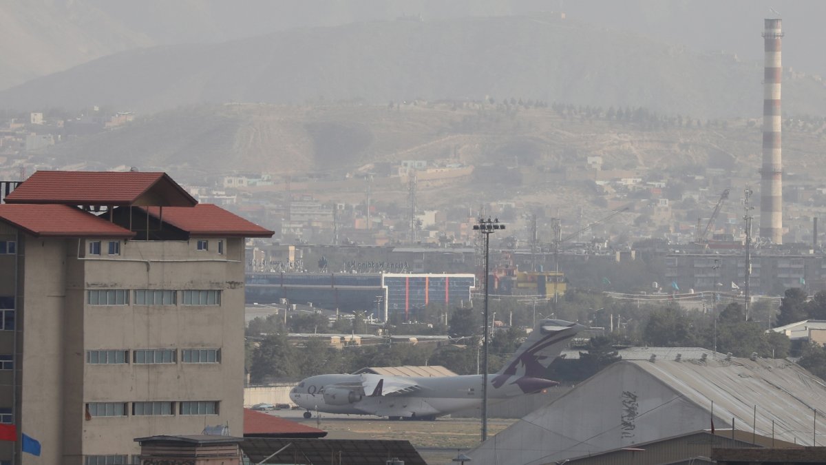 Vista de aviones militares en el Aropuerto Internacional Hamid Karzai, en Kabul, Afganistán, este 30 de agosto de 2021.
