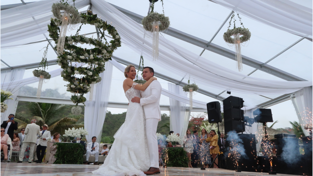 Daniel y Lavinia sellaron su amor en un mágico escenario creado por Julio Tomalá, con  Stephanie Graber como wedding planner.