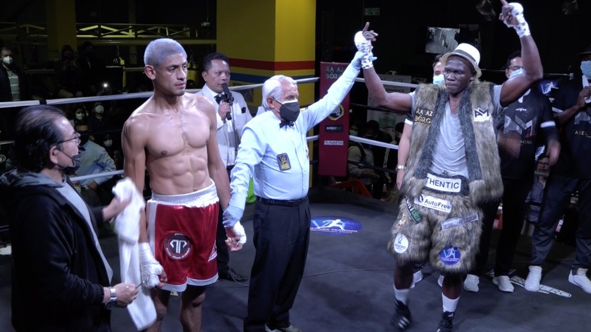 Abel Mina (d) sumó su victoria número 14 en el campo profesional al derrotar por KO técnico al peruano Jesús Avilés (i).