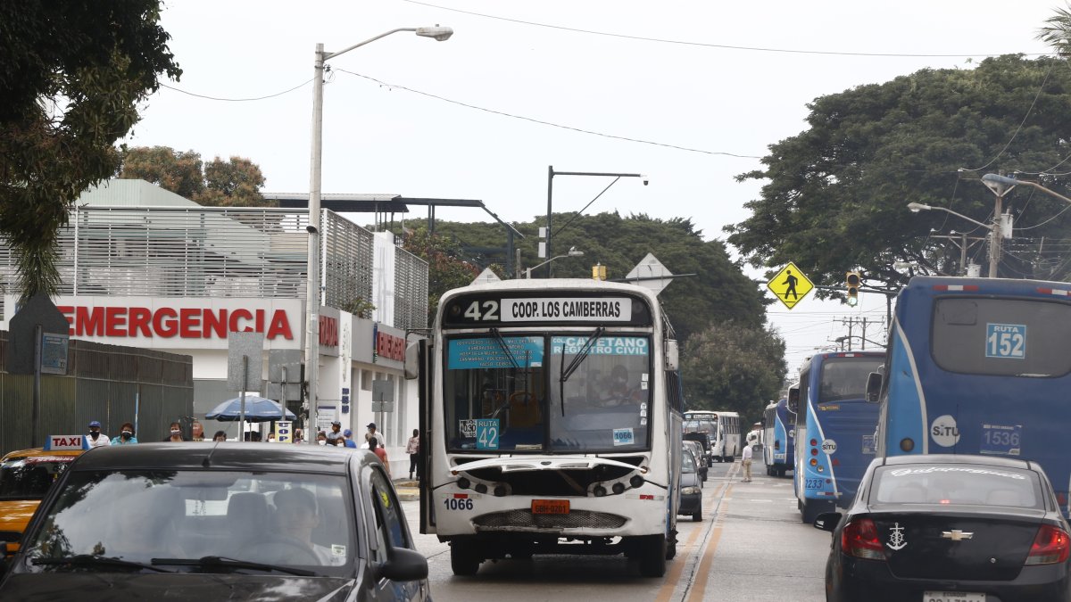 Los atascos que se forman en los alrededores del hospital Teodoro Maldonado Carbo, del IESS, provoca contratiempos a los pacientes, familiares y ambulancias.