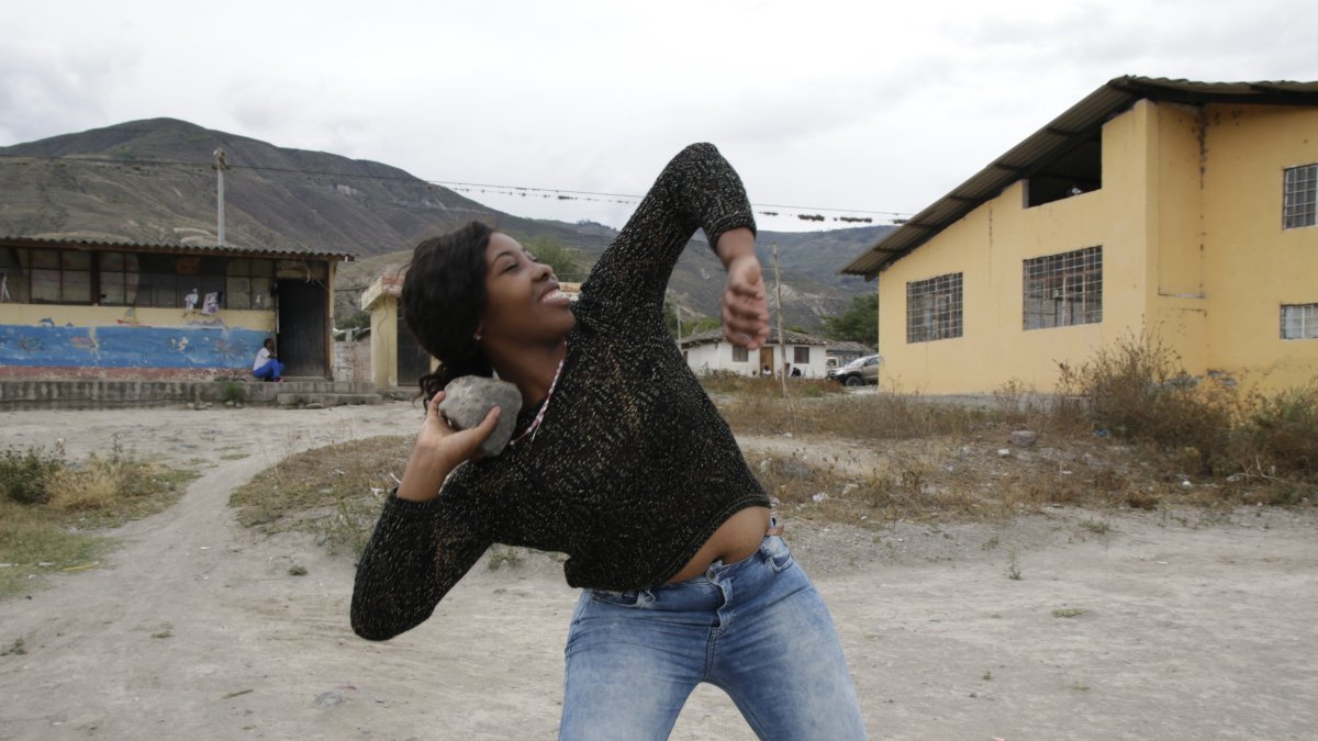 Eliana Méndez, hermana de las medallistas paralímpicas, muestra cómo entrenaban cuando se iniciaban en el lanzamiento de bala.