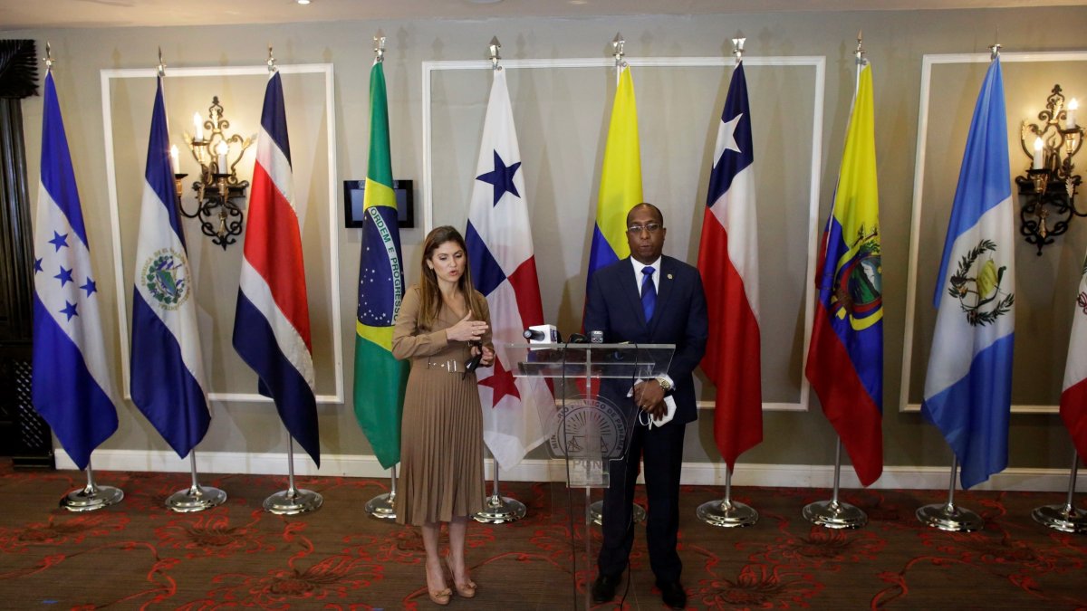 La ministra panameña de Relaciones Exteriores, Erika Mouynés (i), y el procurador general de dicho país, Javier  Caraballo, participan hoy en una cumbre.  Bienvenido Velasco