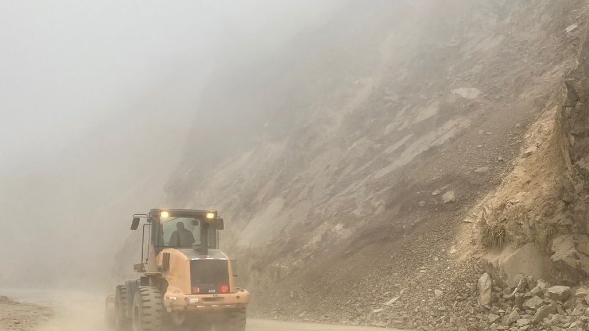 Molleturo. Personal del MTOP limpió la vía para su uso parcial.