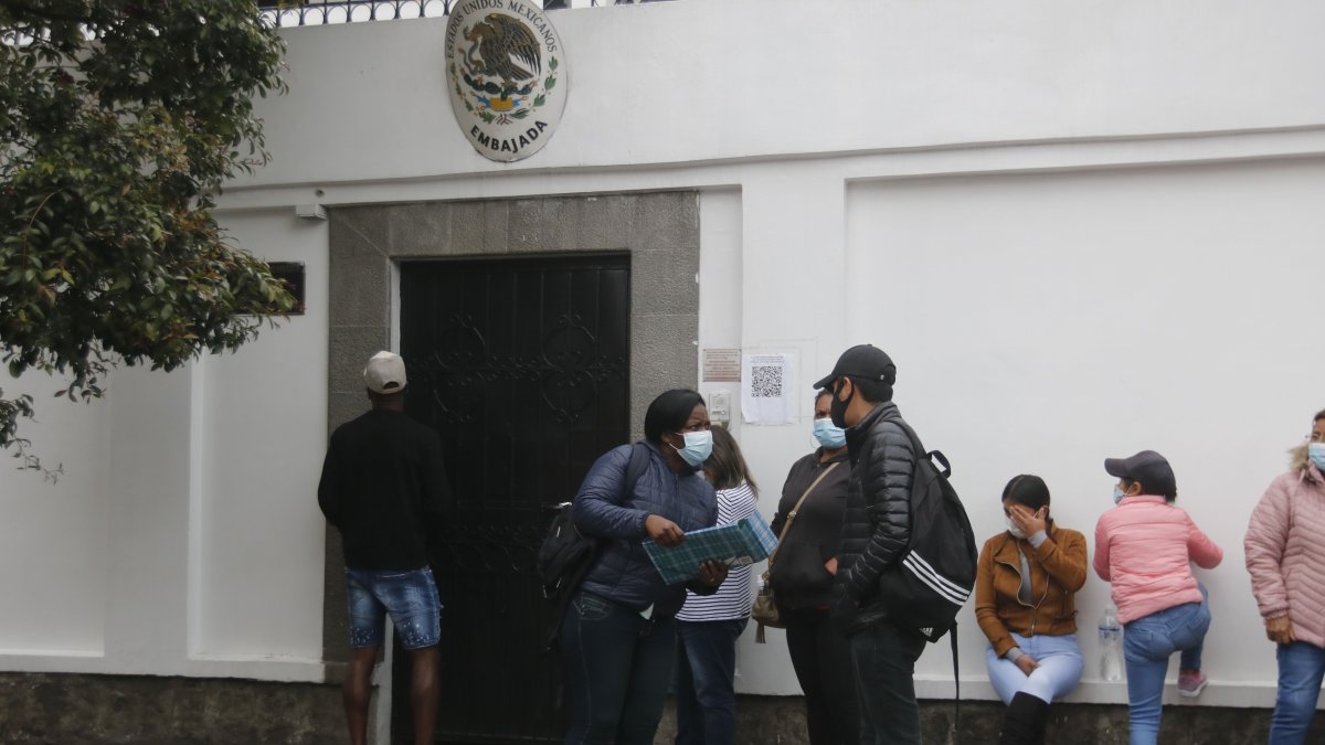 Personas esperan ser llamadas para la entrevista para la visa al país.