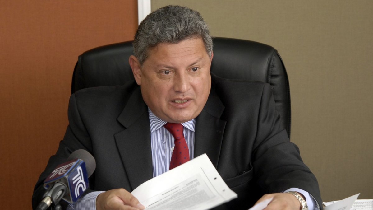 2012. Ese año, Pedro Delgado se fue a la boda de su hijo en Miami, tras reconocer que no estaba titulado.