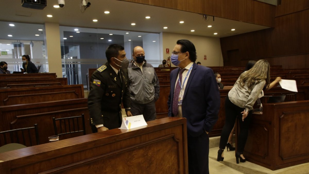 Versiones. El legislador Fernando Villavicencio dialoga con el policía Jhonny Lema, que era seguridad de Carrión.