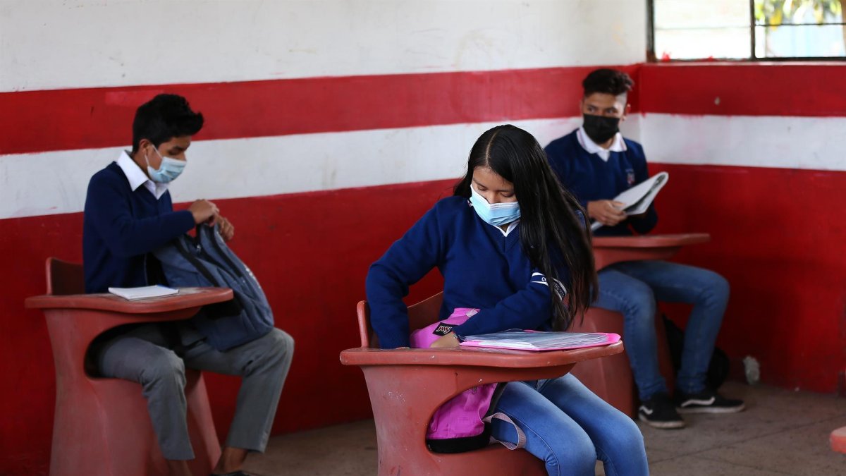 Estudiantes de la Unidad Educativa Agropecuaria Eduardo Salazar Gómez regresan a clases presenciales, a las afueras de Quito (Ecuador).