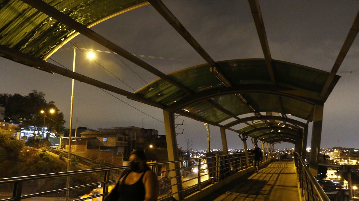 La mayoría de los puentes peatonales ubicados a lo largo de la Perimetral han sufrido el robo de techos y luminarias.