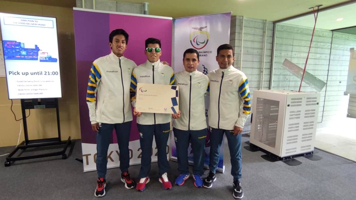 Darwin Castro (c) con el diploma junto a sus guías Diego Arévalo (i) y Santiago Rosero (d), y el entrenador Julio Chuqui.