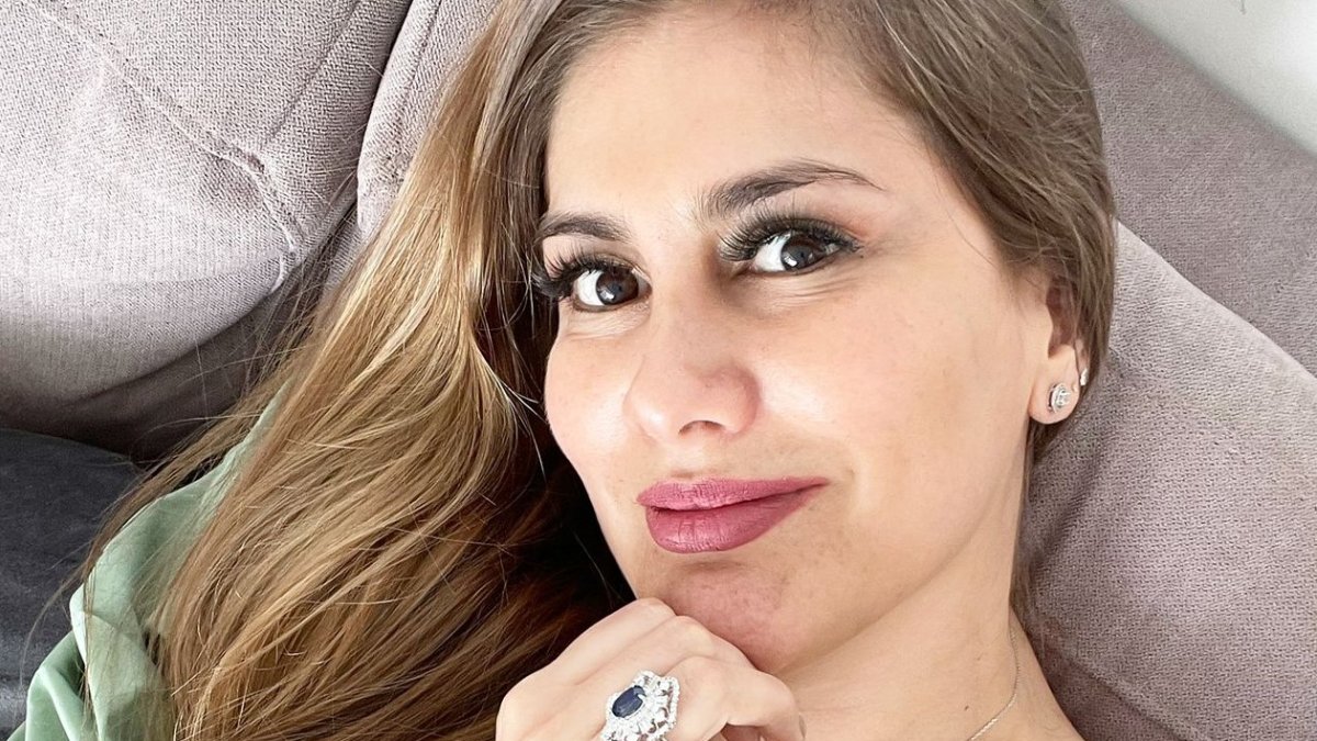 La abogada luce el anillo que le regaló su novio.