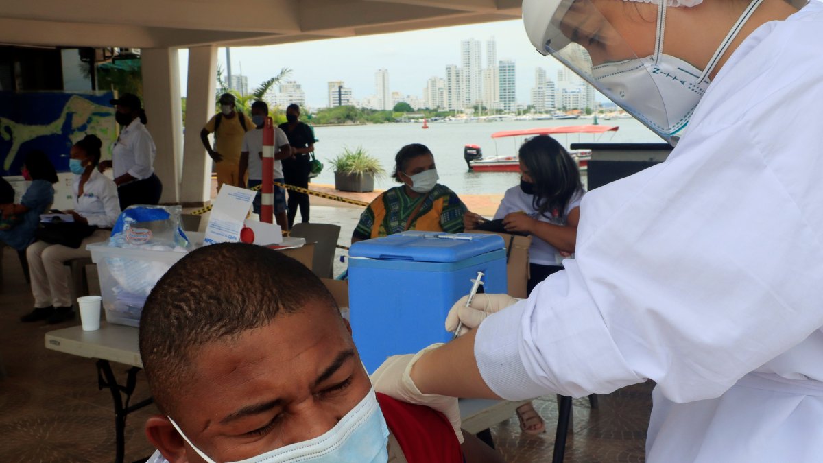 Un hombre recibe una dosis de la vacuna contra la covid-19 hoy, en Cartagena (Colombia).