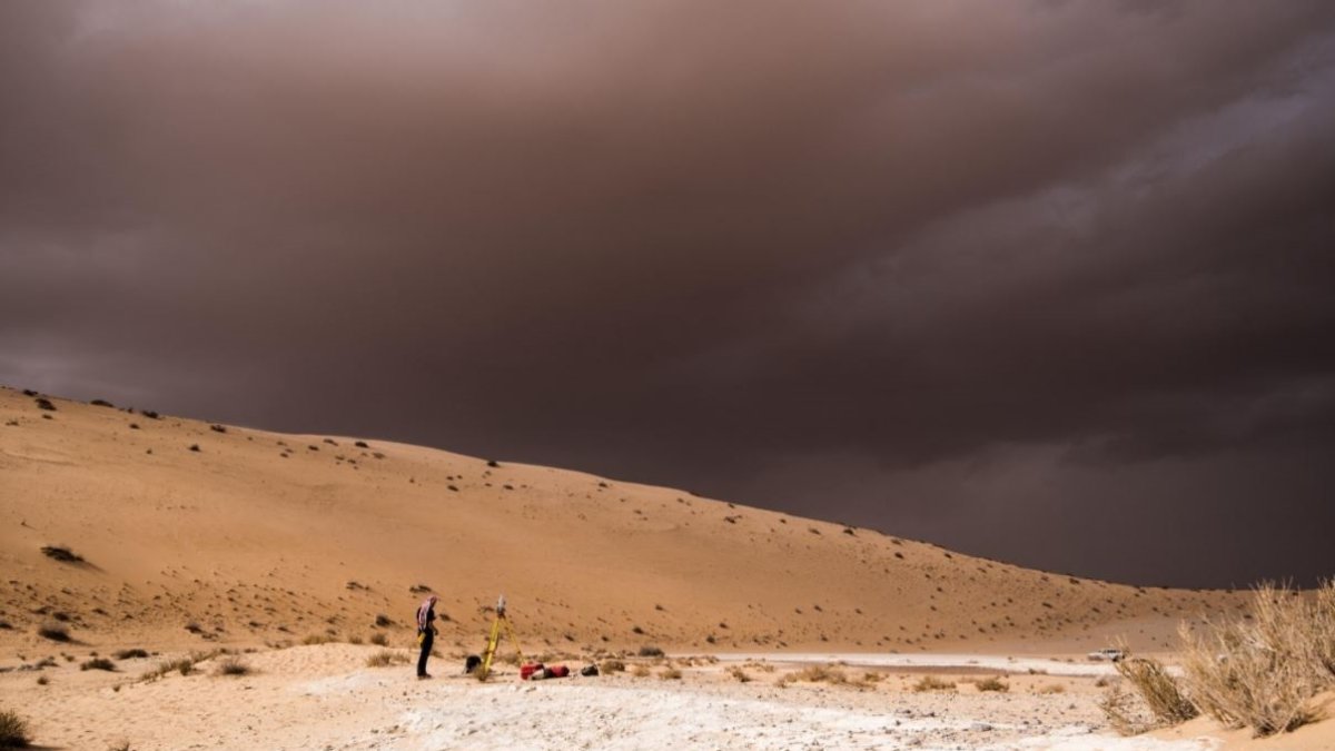 Una tormenta llega durante la excavación arqueológica de los restos de un antiguo lago en el norte de Arabia Saudí, donde los antiguos humanos vivían junto a animales como los hipopótamos.