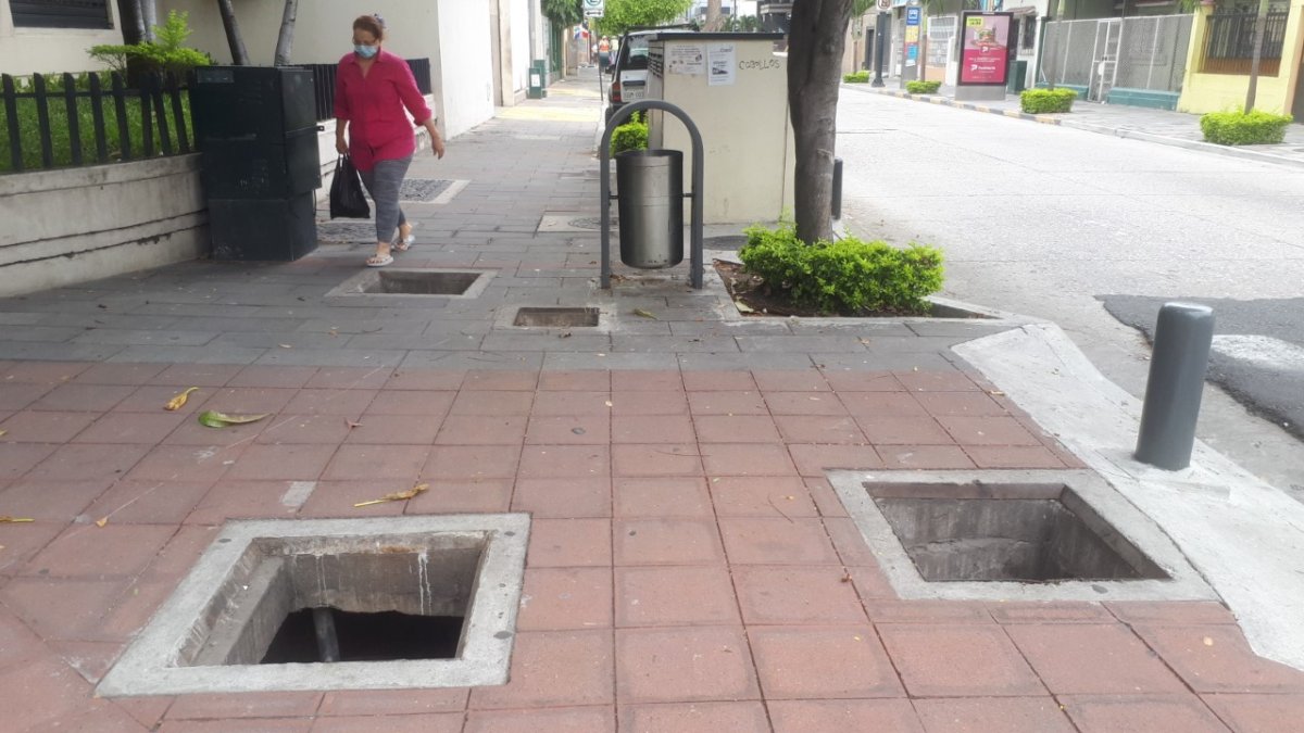 Según trabajadores del sector, cuatro de las tapas de esta área desaparecieron hace quince días.