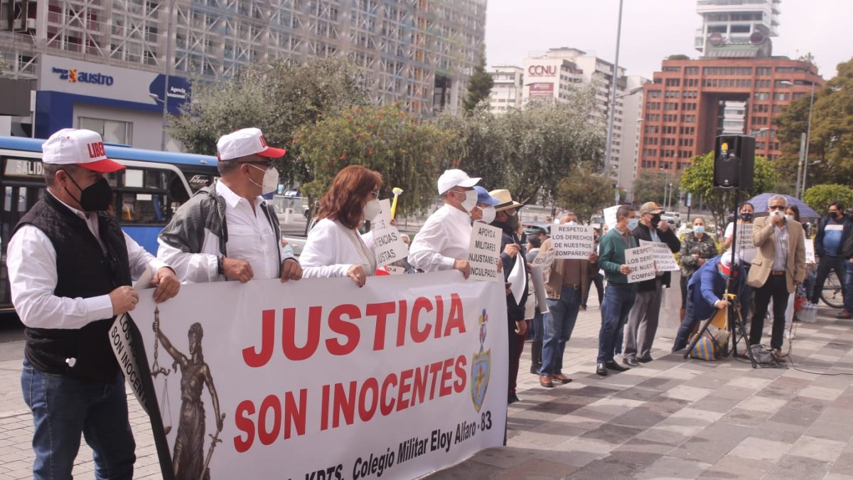 Protesta. Familiares y compañeros de los militares procesados por posible asesinato hicieron un plantón afuera del Complejo Judicial.