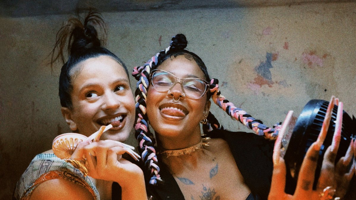 Fotografía cedida por Elissa Salas donde aparece la cantante española Rosalía (i) y la dominicana Tokischa durante la filmación del vídeo del tema 