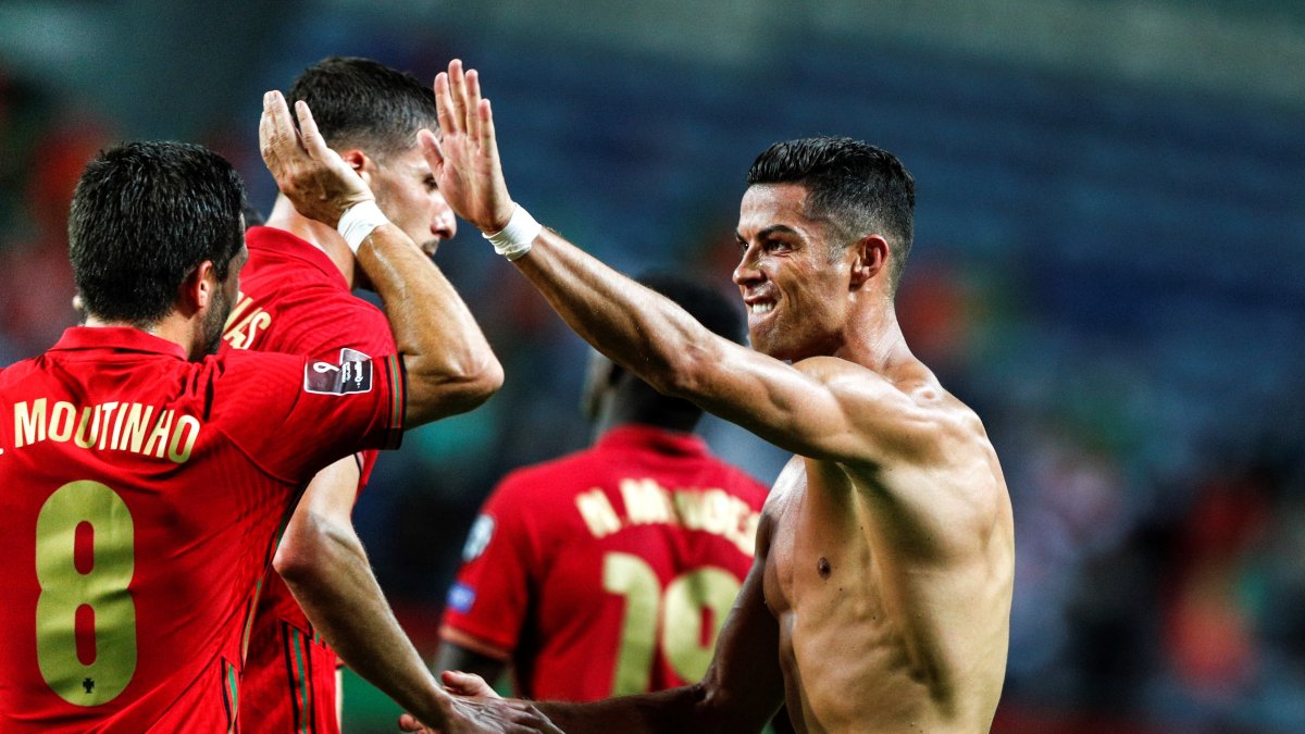 Cristiano Ronaldo (derecha) celebra el gol que marcó para convertirse en el máximo goleador histórico a escala de selecciones.