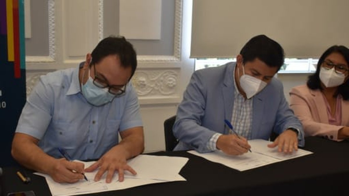 Francisco Morán, rector de la Universidad de Guayaquil y William Herrera, titular de la Universidad de las Artes firmaron el convenio.