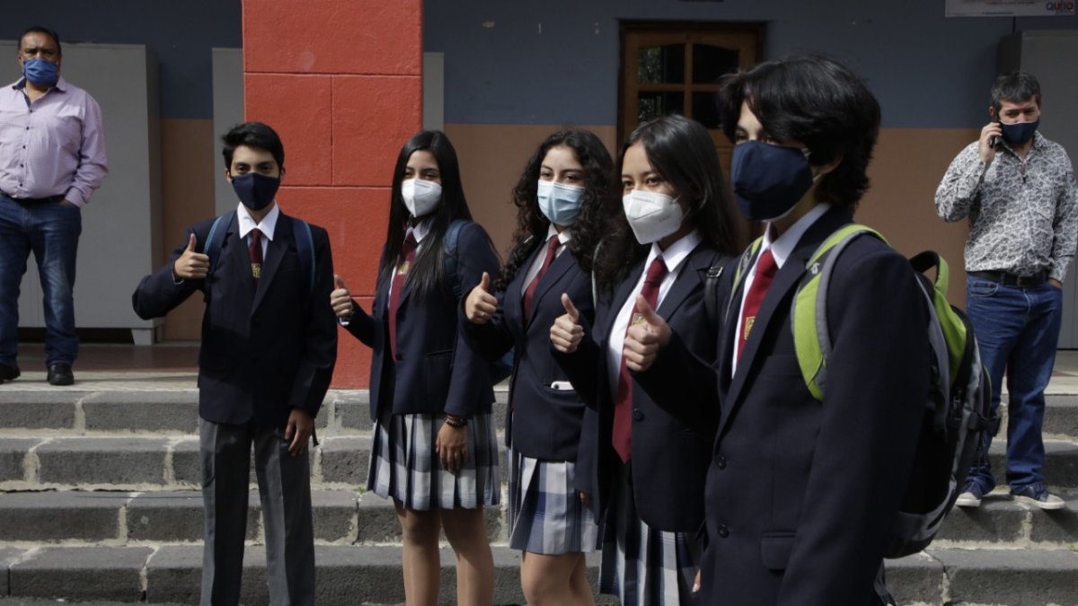 Felicidad. Los estudiantes pudieron verse con sus amigos luego de varios meses de educación en línea.