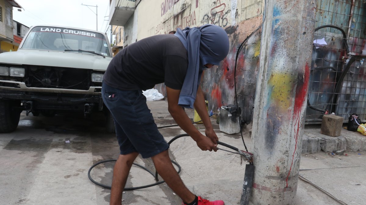 Representación. Uno de los moradores como antisociales arrancan el cableado