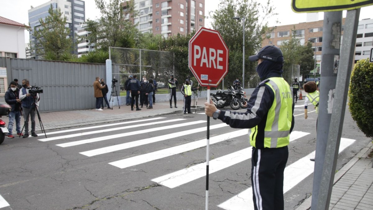 Señalización. Con letreros se controla el tránsito afuera de los colegios.