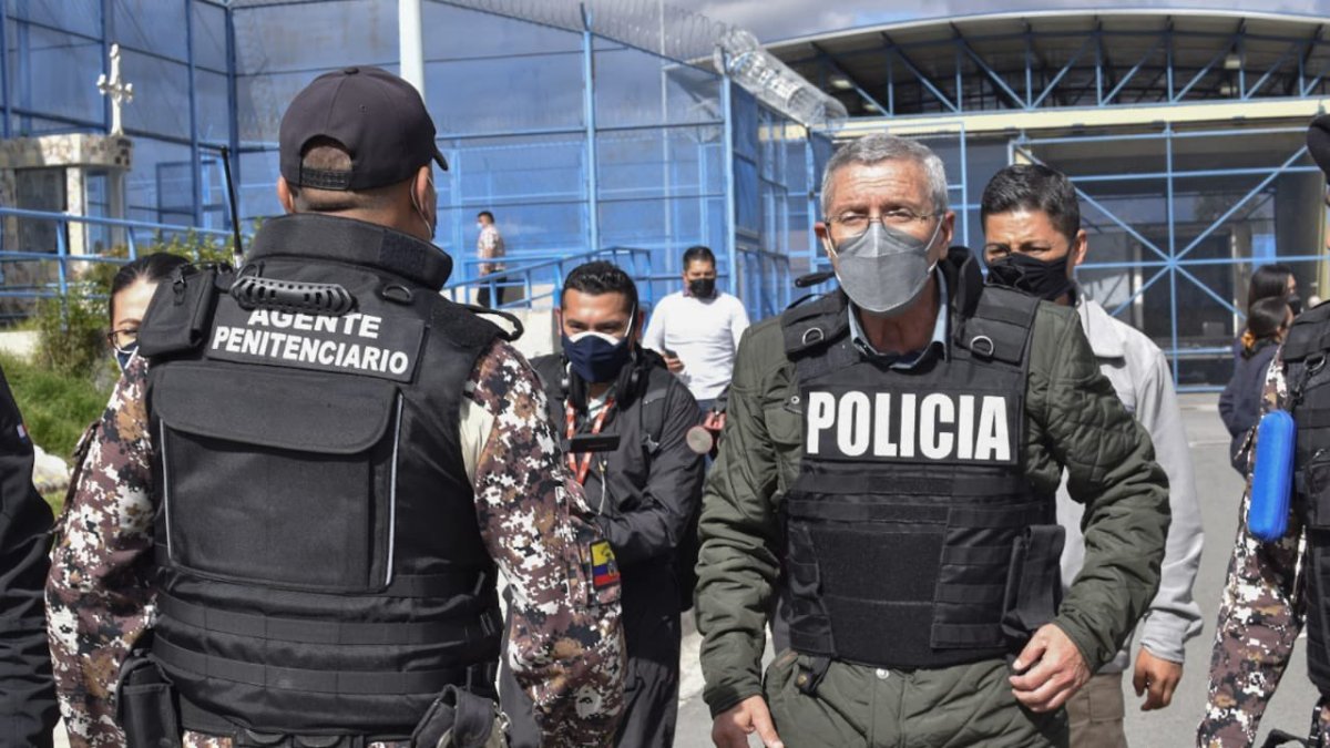 Actividad. El director del SNAI Fausto Cobo hizo un recorrido en la cárcel de Cotopaxi.