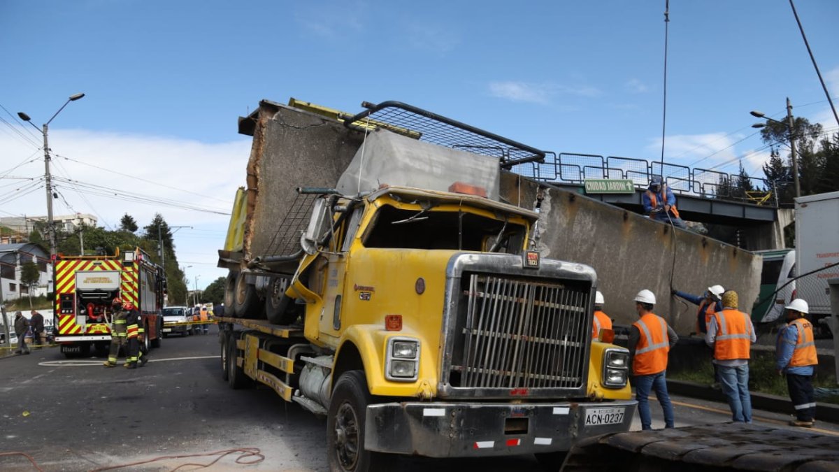 Accidente. Un tráiler se estrelló en la Av. Simón Bolívar a la altura de la Loma de Puengasí.