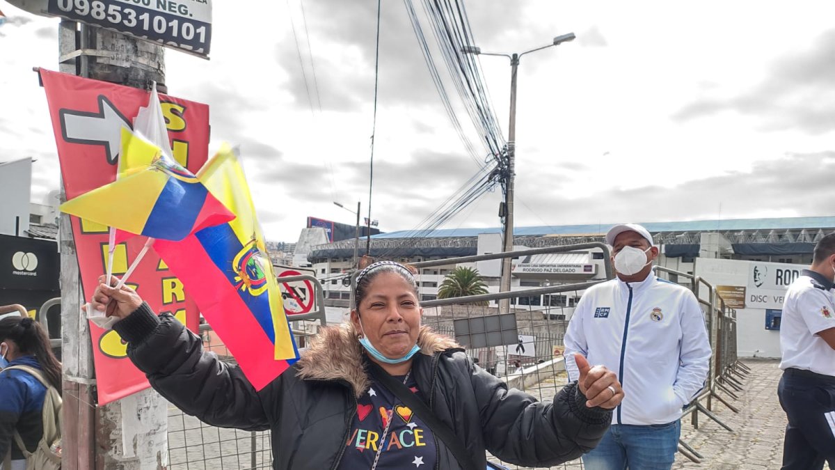 María Cunalata viajó desde Guayaquil para tratar de vender sus productos en los alrededores del estadio Rodrigo Paz Delgado