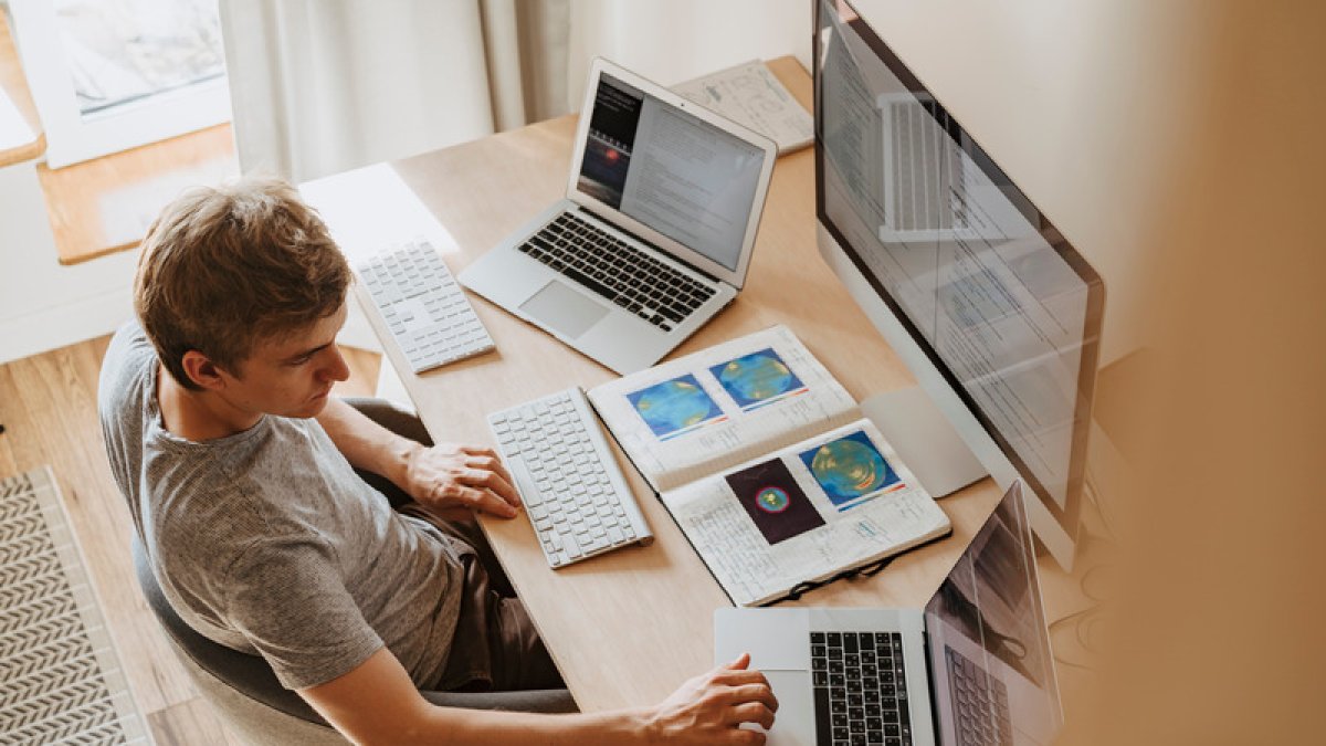 Pese a que en Ecuador los casos de covid han bajado, algunas personas siguen en modalidad teletrabajo.