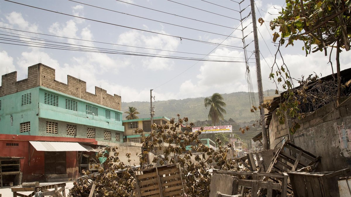 La ayuda llega tras el terremoto que causó cerca de 2.200 muertos y más de 12.000 heridos.