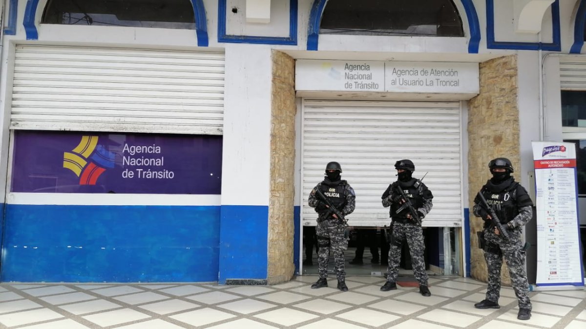 Intervención en una oficina de la Agencia Nacional de Tránsito en La Troncal por los casos de corrupción.