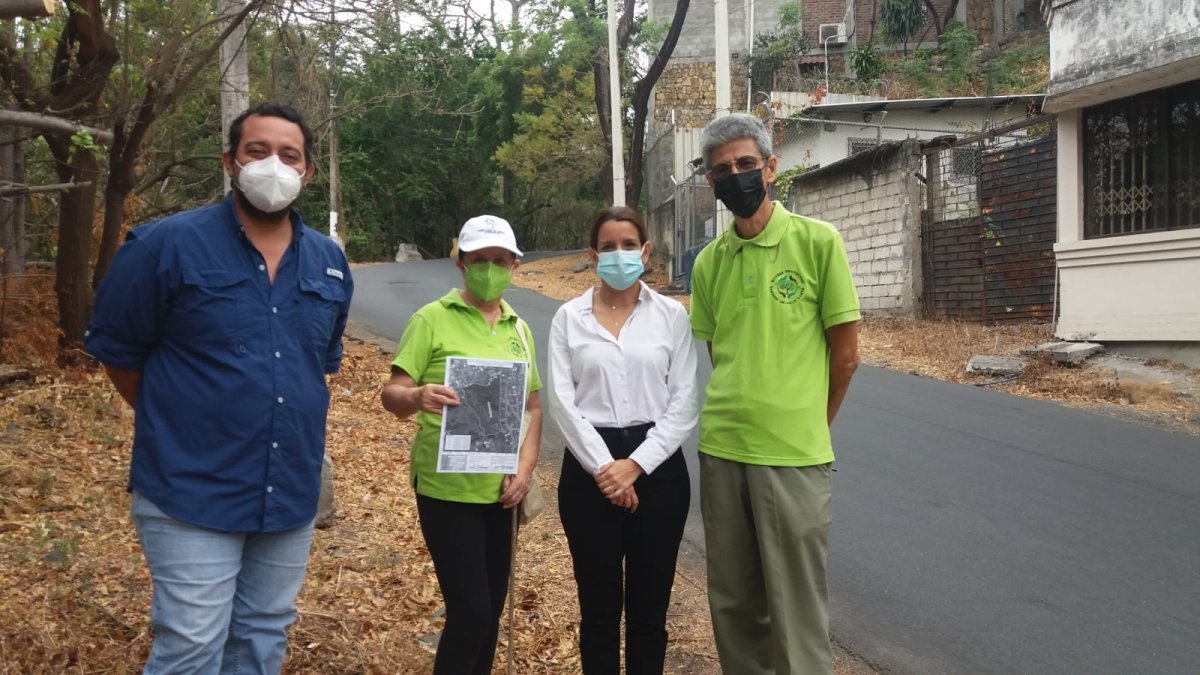 Cita. Vecinos en la reunión con funcionarios municipales.