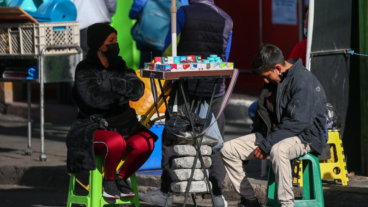 Vista de vendedores de tabaco en las calles de Quito (Ecuador).