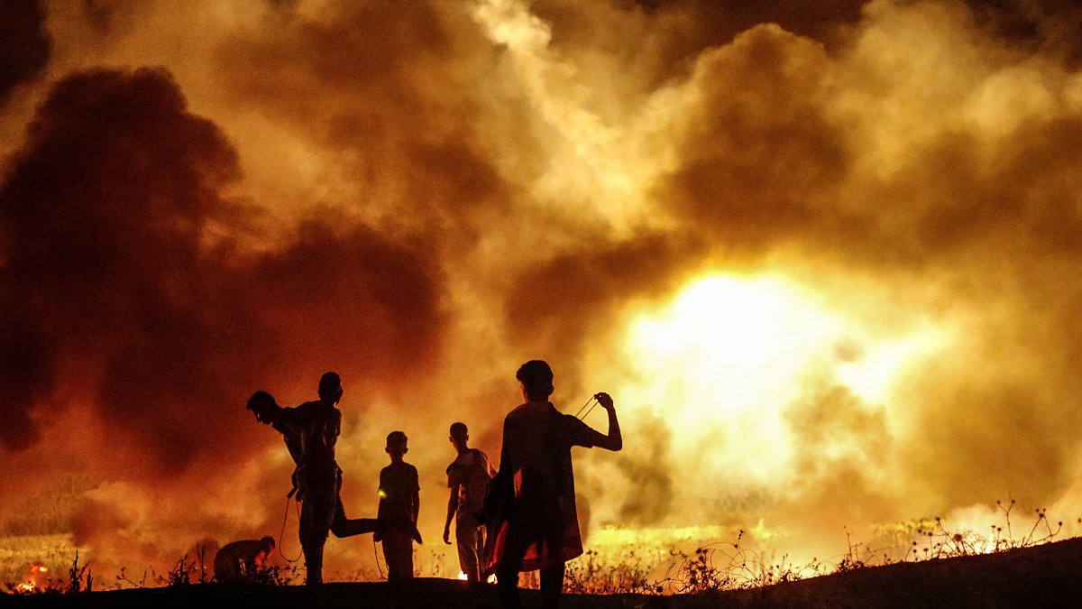 Manifestantes palestinos queman neumáticos durante una manifestación a lo largo de la frontera entre la Franja de Gaza e Israel.