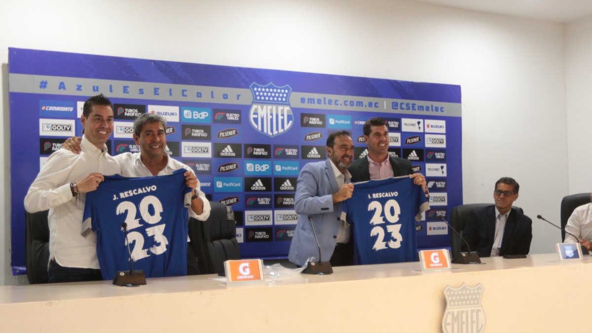 Los hermanos Rescalvo junto a los directivos eléctricos con las camisetas conmemorativoas.