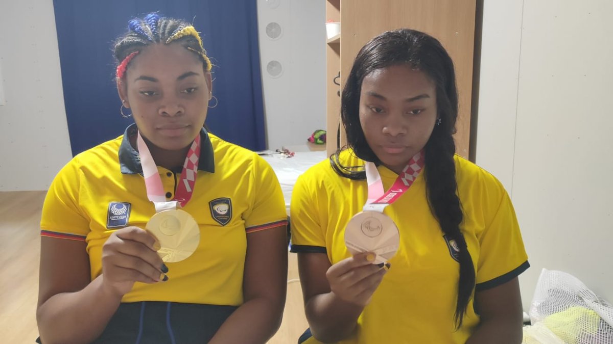 Galardones. Poleth Mendes (i) y Anaís Méndez, medallistas paralímpicas ecuatorianas, muestran sus preseas ganadas en Tokio.