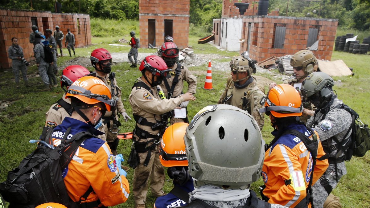 Socorristas participan en un simulacro de terremoto durante una jornada del ejercicio de cooperación internacional 'Cooperación VII y Ángel de Los Andes III.