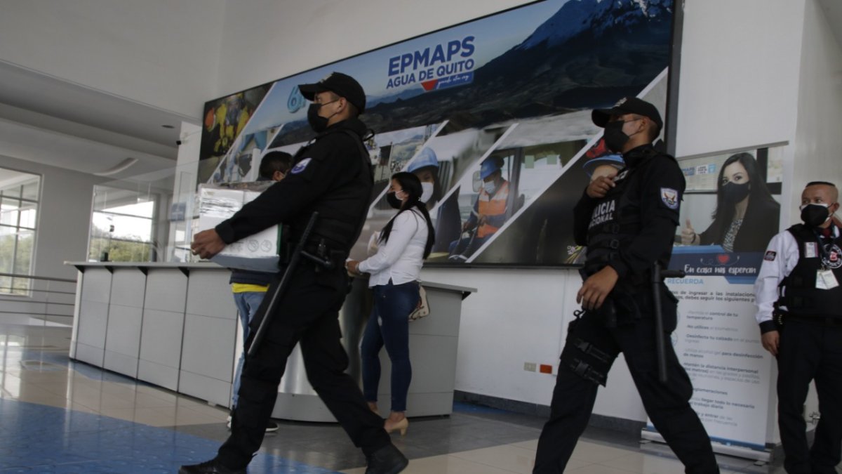 Incautaciones. De la empresa Agua de Quito los agentes investigadores se llevaron varios documentos.