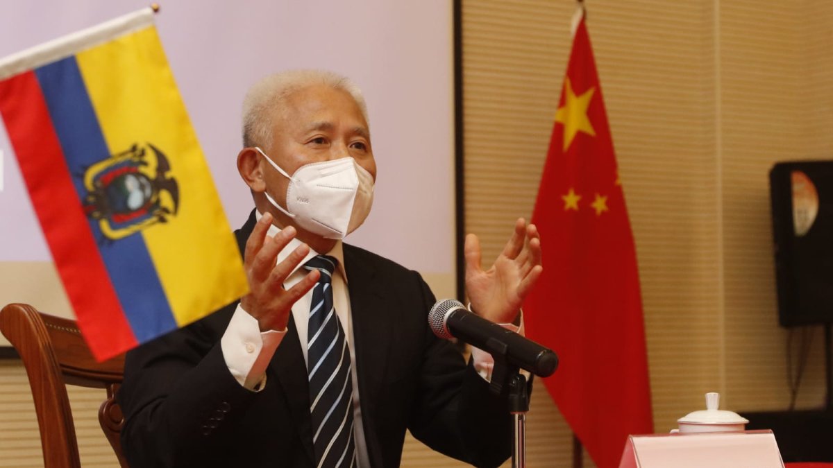 El embajador de China en Ecuador, Chen Guoyou, en rueda de prensa para hablar sobre la conversación entre los presidentes de ambas naciones.