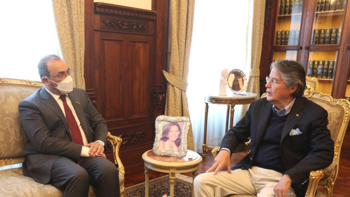 Fotografía cedida por la Presidencia de Ecuador que muestra al mandatario ecuatoriano Guillermo Lasso durante una reunión con el nuevo presidente del Banco de Desarrollo de América Latina, Sergio Díaz Granados, en Quito.