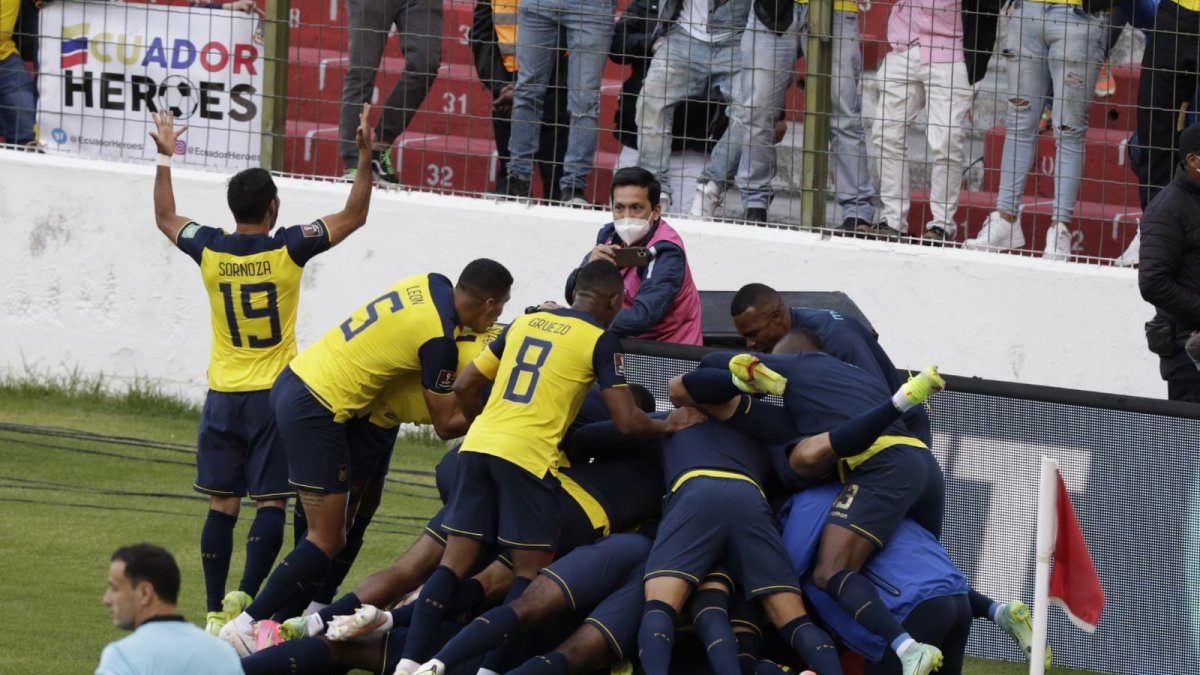 La selección de Ecuador derrotó 2-0 a Paraguay en el estadio Rodrigo Paz Delgado.