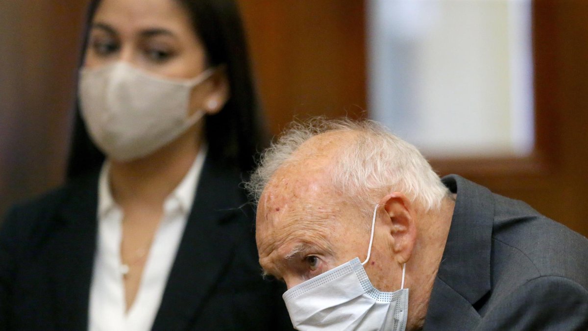 El cardenal expulsado Theodore McCarrick (derecha) aparece en su comparecencia ante el Tribunal de Distrito de Dedham acusado de agredir sexualmente a un joven de 16 años durante una recepción de boda en Wellesley College en 1974.