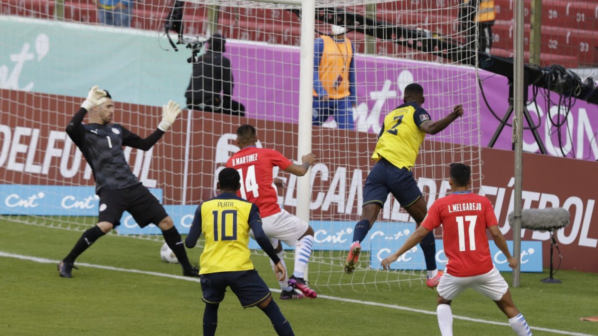 Ecuador derrotó a Paraguay por 2-0 en el regreso de los aficionados a los estadios