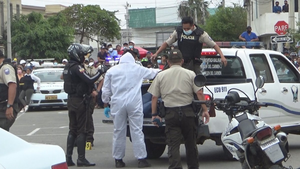 Escena. Un cuerpo es trasladado en el balde de un patrullero de Policía.