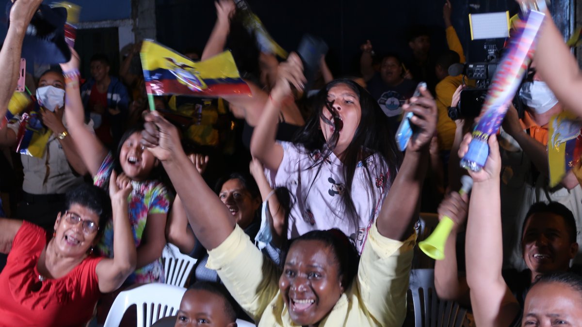 Narcisa España, madre de Kiara Rodríguez, levanta los brazos en señal de júbilo al ver lograr medalla a su hija.