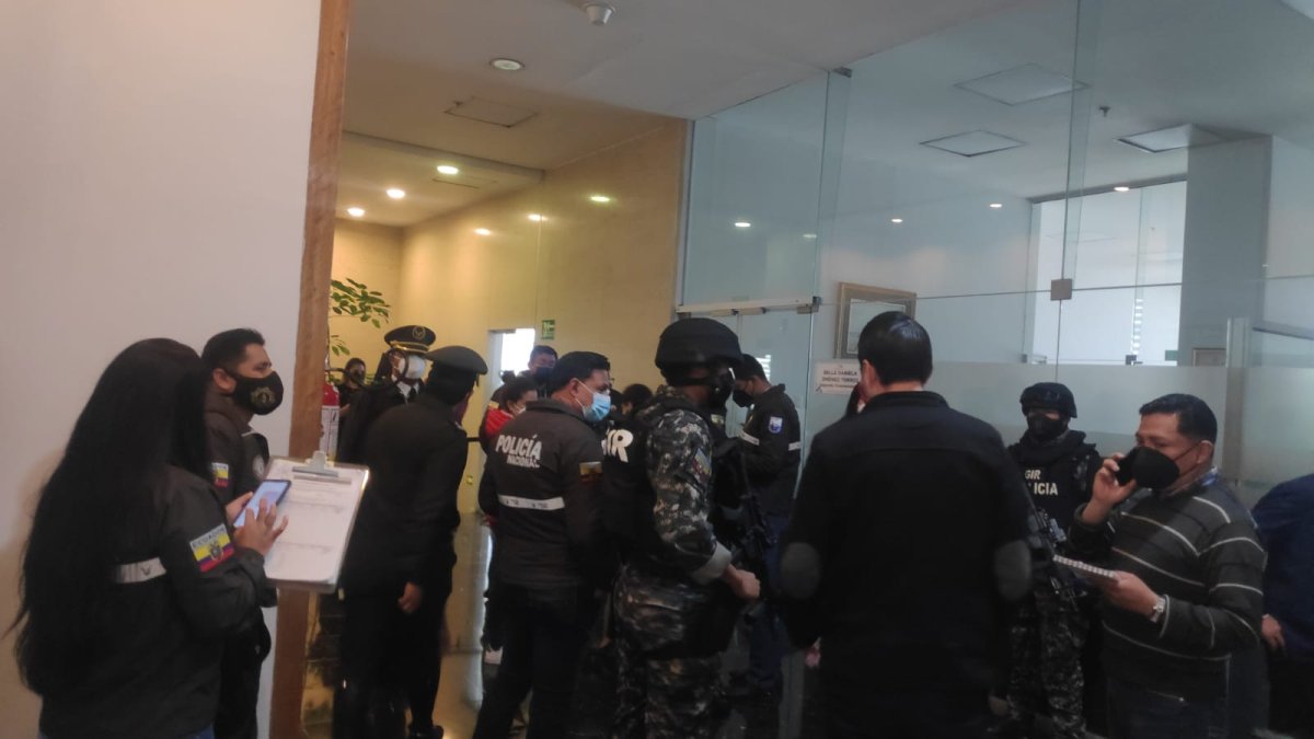 Operativo. Un importante número de policías ingresó ayer a la Asamblea para participar de este allanamiento.