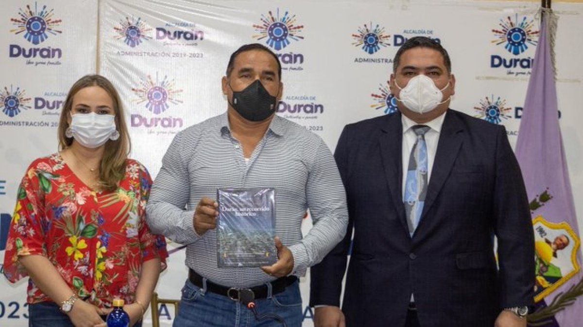 Acto. La concejala saliente junto al alcalde Dalton Narváez (c).